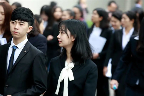 拒绝画饼、敢于说不……00后真的在“整顿职场”吗？