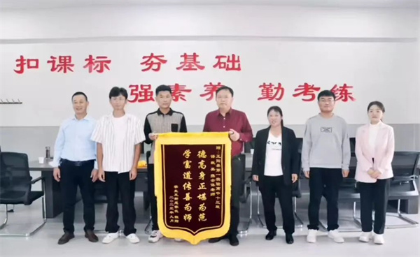 匠心育人滋卓越，真情锦旗表感恩
