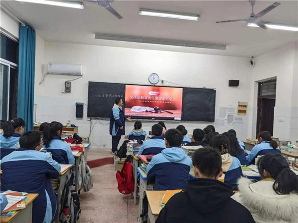 学法用法向未来——驻二高团委组织开展宪法宣传主题活动