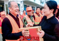 正阳县永兴镇“双节”前慰问环卫工人