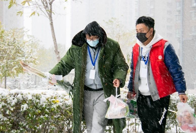 致敬！风雪中的守护者