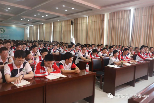 正阳二高召开优秀毕业生学习经验交流会