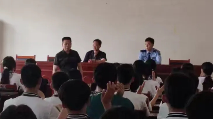 “未”你而来，“法” 护青春—— 正阳三中法治进校园活动