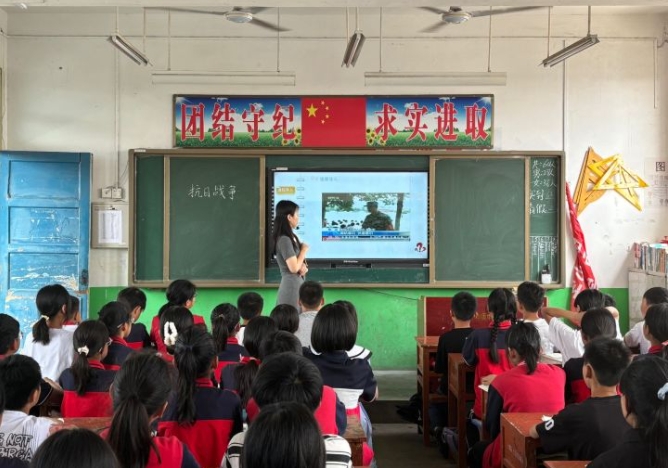 正阳县教育课程与发展中心领导深入铜钟镇中心小学进行全