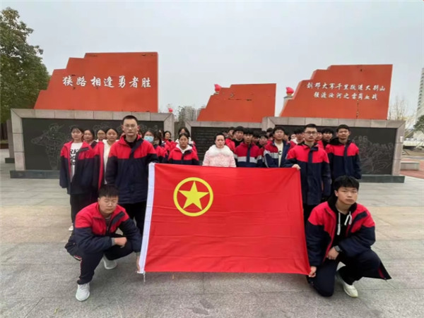 正阳县实验初级中学举行新团员入团仪式活动