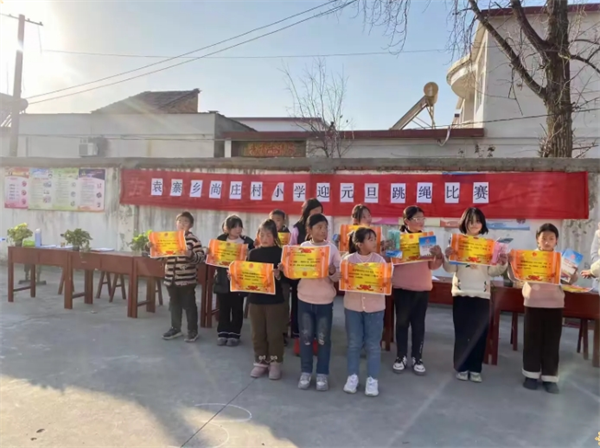 袁寨乡尚庄村小学“迎元旦”跳绳比赛活动