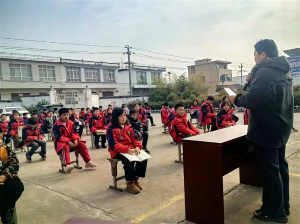 书香立人 “读”展风采——正阳县大林镇涂店村小学庆“元旦”经典诵