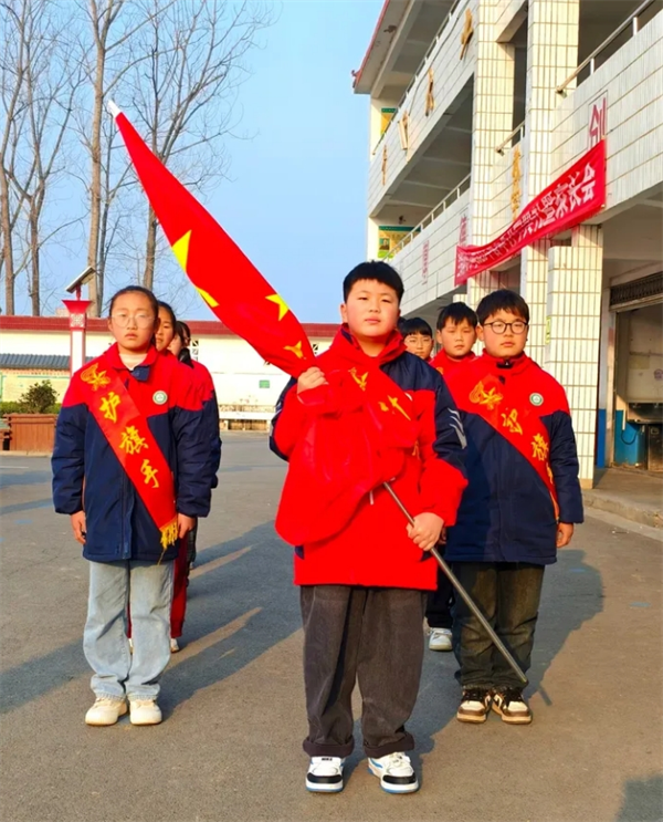植下绿色希望，国旗见证成长—正阳县兰青镇中心小学主题