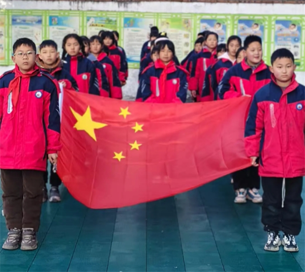 正阳县寒冻镇中心小学“守护绿色校园”主题升旗仪式
