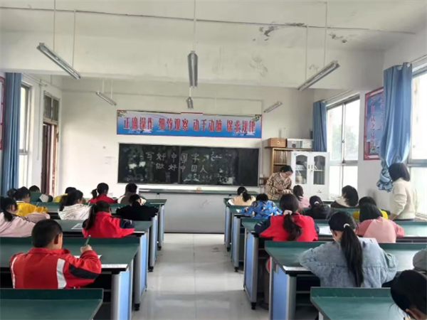 正阳县彭桥乡老店村小学学生书写规范字比赛活动