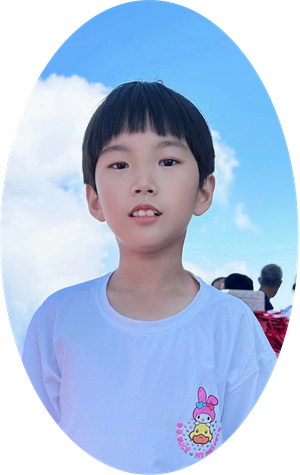 她笑了