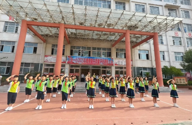 正阳一小期中表彰大会纪实