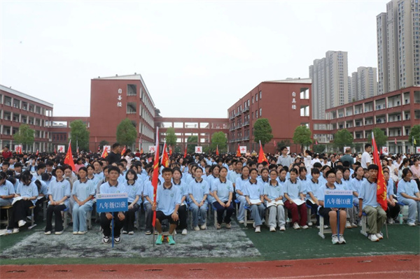 颍上县慎城镇中心学校举行2025年秋季开学典礼暨法治报告会