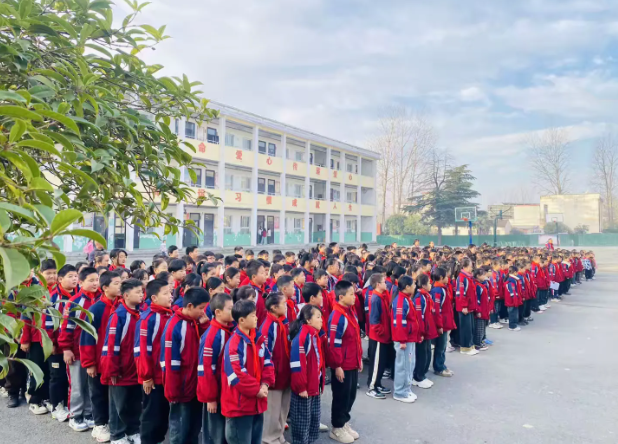 感恩有你,温暖同行——熊寨中心小学感恩节的主题升旗仪