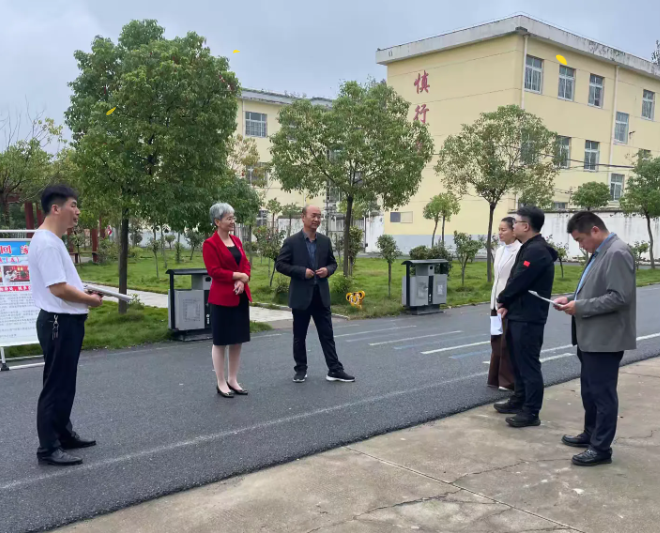 正阳县教育局党组书记、局长熊灵同志莅临陡沟镇中心学校