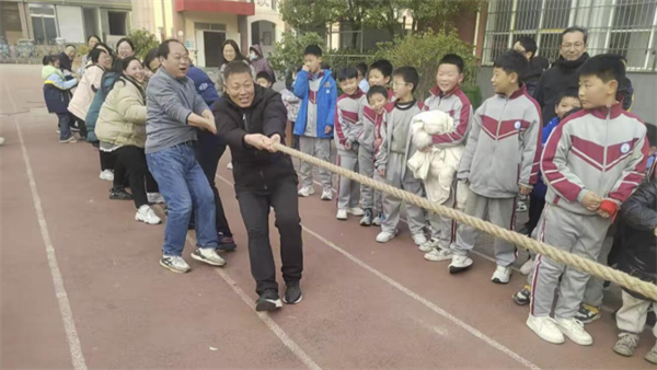 正阳县第三小学举办教职工拔河比赛