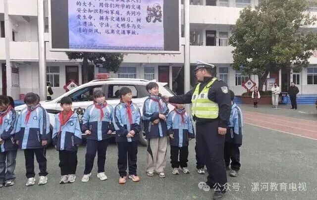 警车“驶”进校园 学生零距离体验汽车盲区