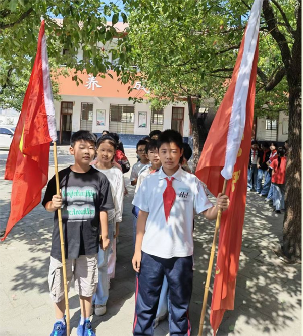 陡沟镇中心小学五年级学生参观陡沟人民法庭实践活动