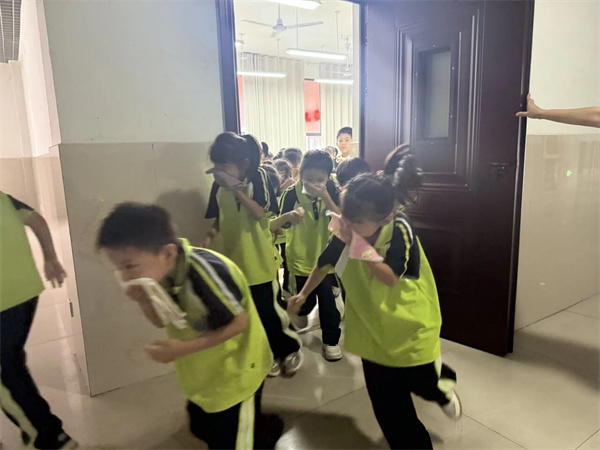 【驻马店市第六小学】以练筑防,平安相伴--消防安全演练