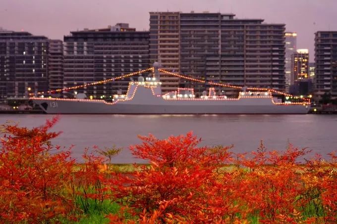 10月14日,夜幕降临,中国海军太原舰亮起彩灯。