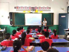 驿城区中小学组织师生观看“美育云端课堂”